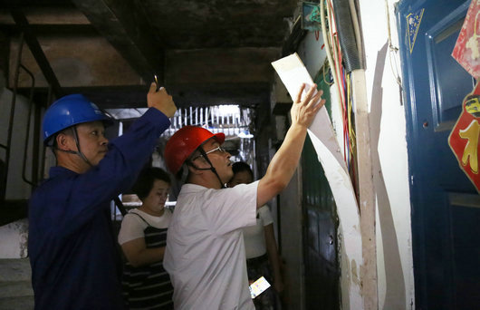 供電公司工作人員正在進行檢測變壓器故障