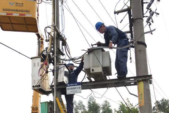 電力公司的工作人員正在進(jìn)行維修變壓器