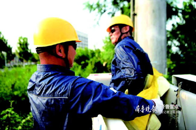 濟南供電公司進行巡視變壓器