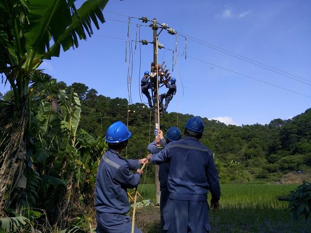 正在給變壓器進行登檢消缺